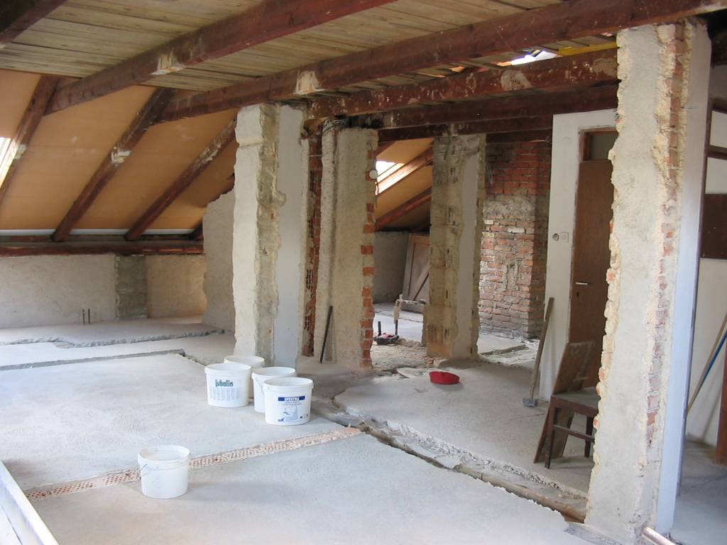 Podstreha v ruševinah