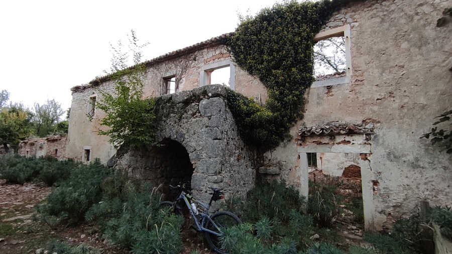 Ostanki hiš pri lovski hiši