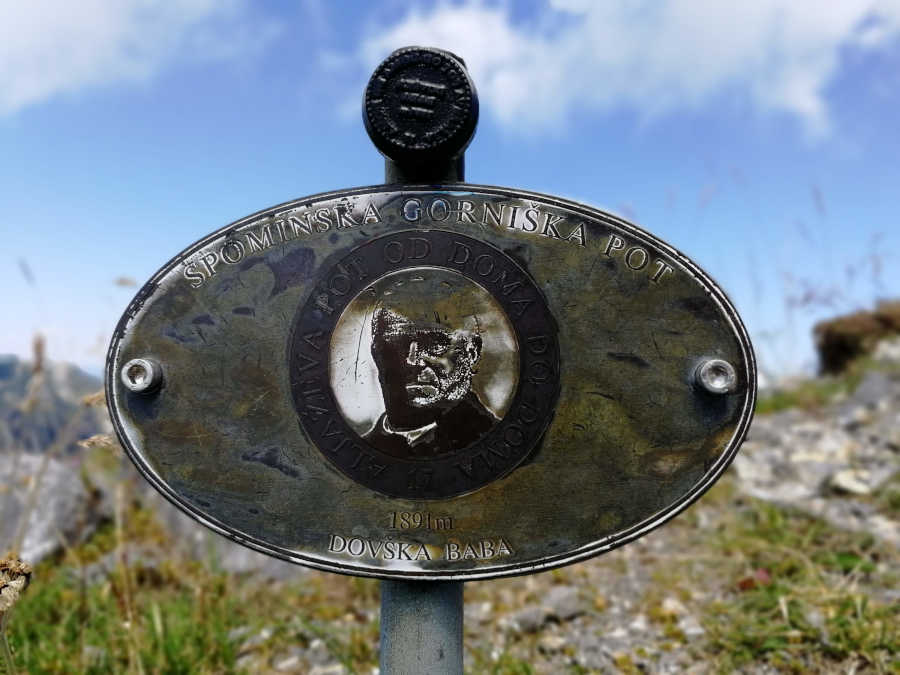 Žig z označno tablico na vrhu.