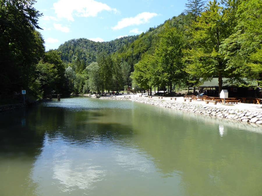 Umetno jezero z igrišči