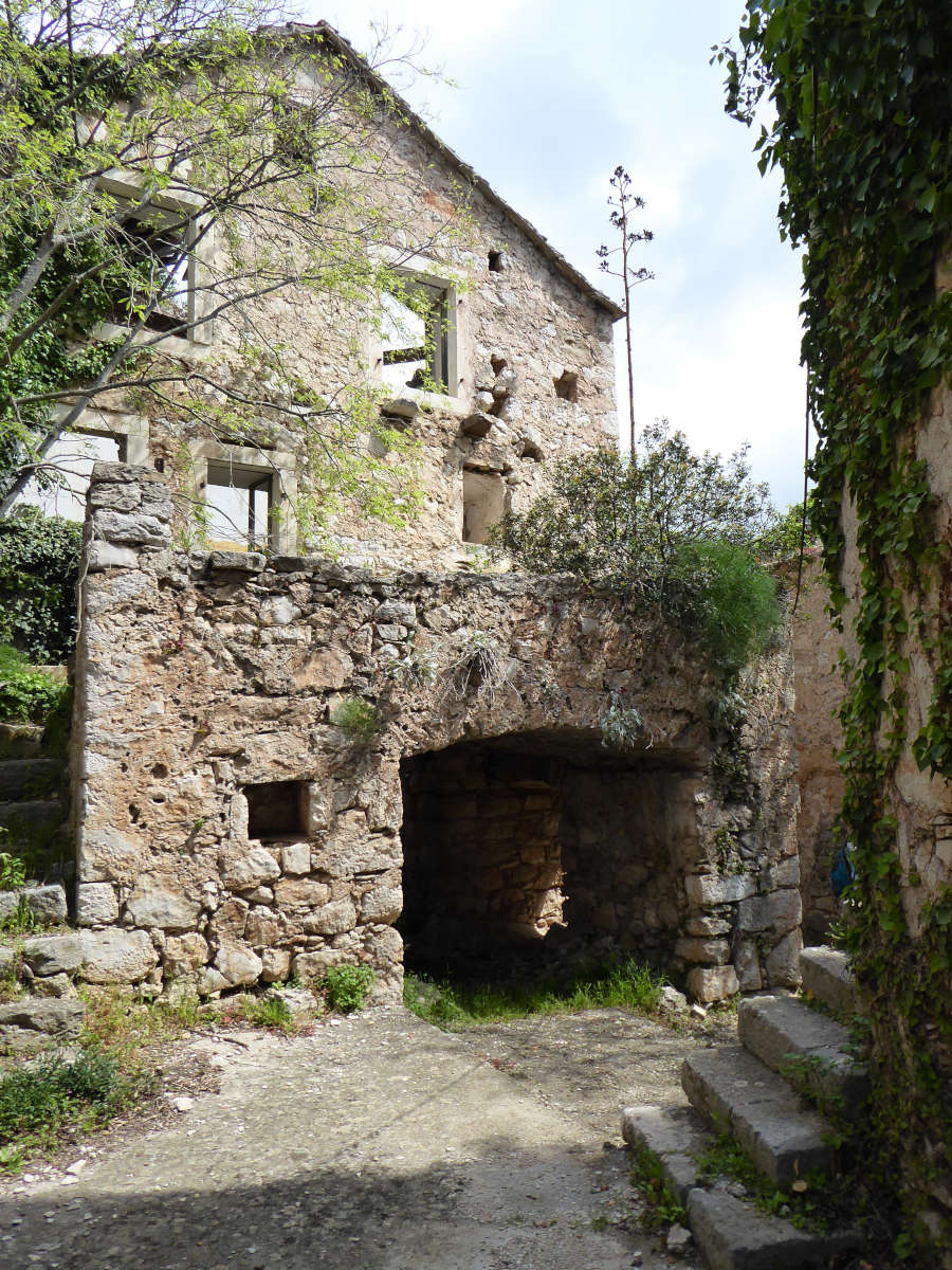 Zapuščena vasica Malo Grablje