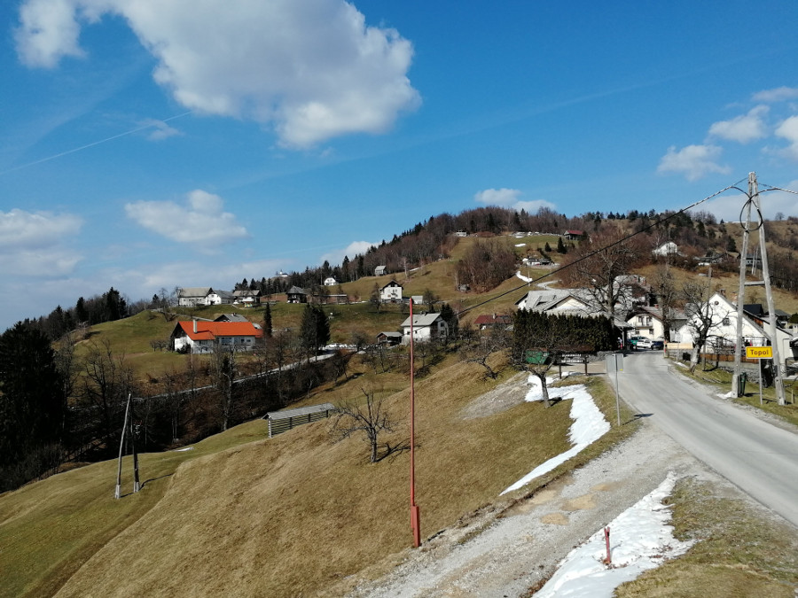 Pogled proti gostilni Dobnikar s spomenika talcem