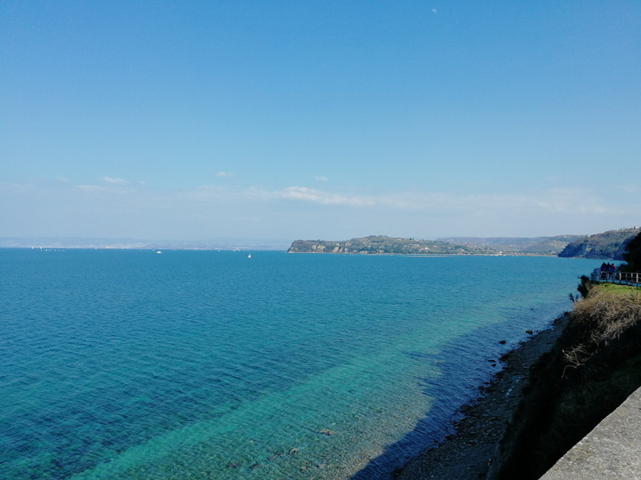 Pogled proti Strunjanjskemu zalivu s pečin Pirana proti Fiesi