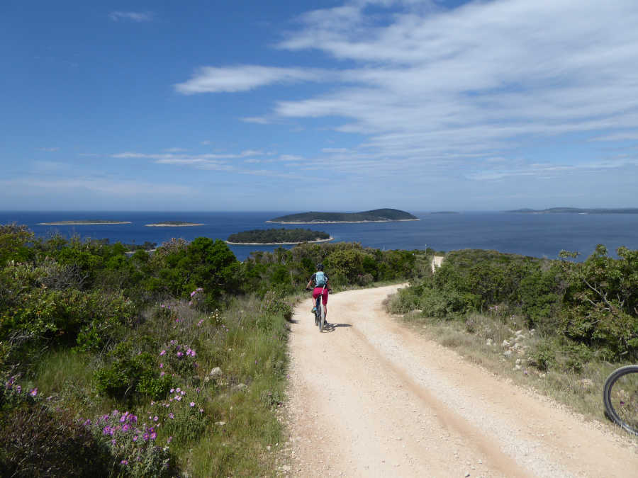 Razgledi ob spustu z Vele Straže