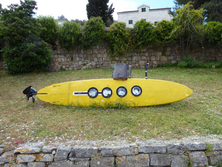 Rumena podmornica v Maslinici