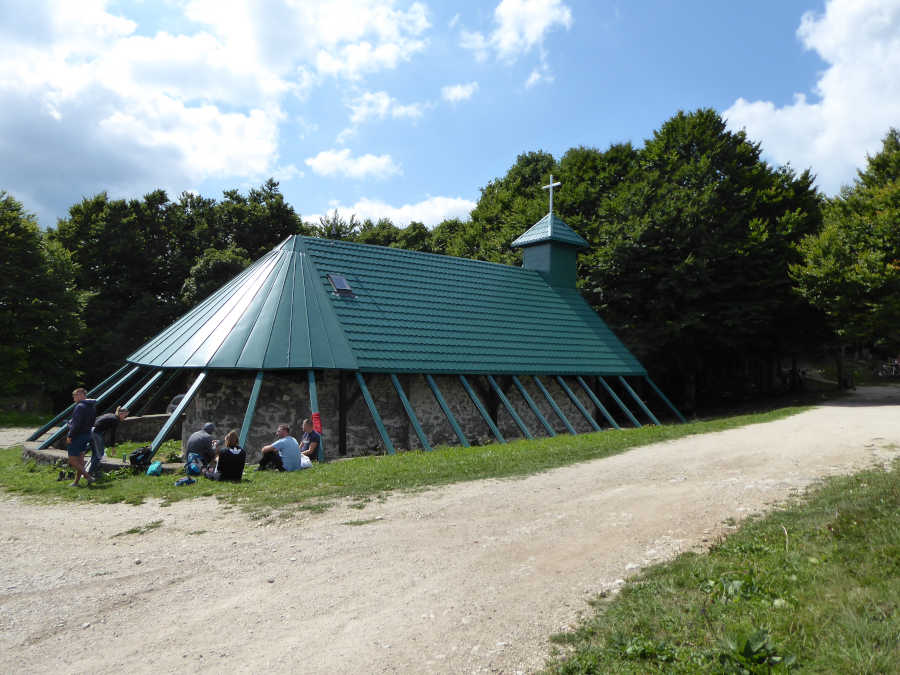 Ostanki cerkve na Hrvaški strani