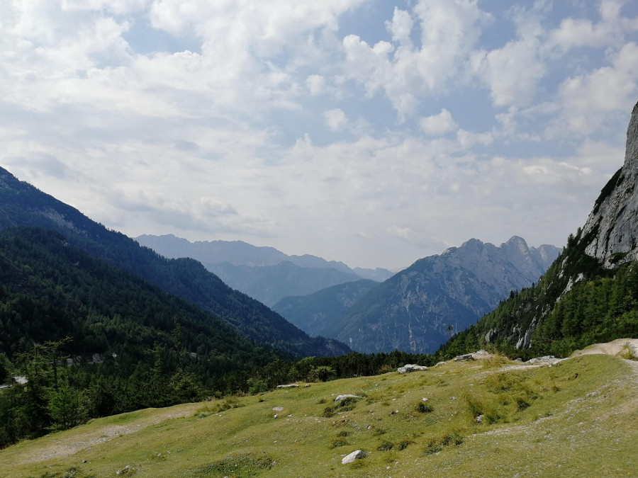 Pogled z Vršiča v dolino Trente